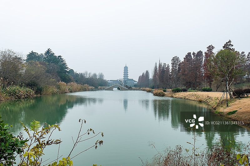 扬州深秋初冬的大明寺北面唐式建筑风格的禅境园图片素材