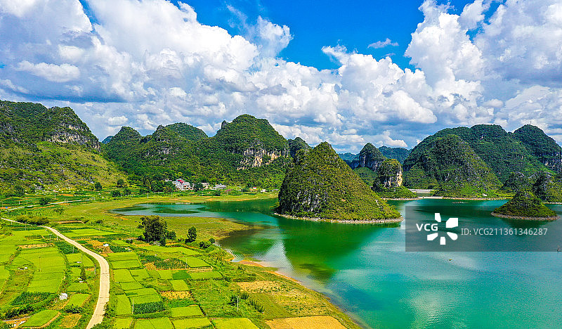 广西喀斯特山峰、湖泊与田园景观。图片素材