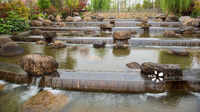 四川江油明月岛人工瀑布图片素材
