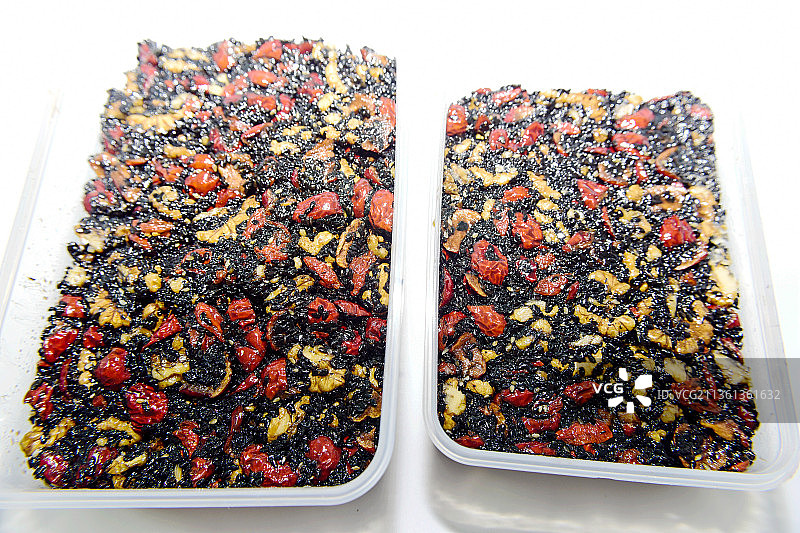 中药材阿胶手工熬制制作图片素材