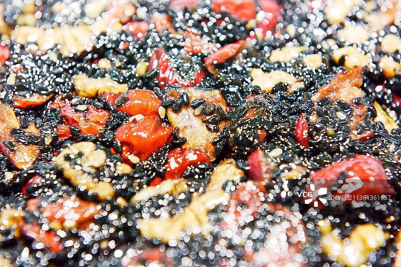 中药材阿胶手工熬制制作图片素材