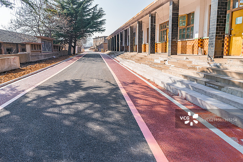 中国山东济南莱芜老君堂村的乡村道路图片素材