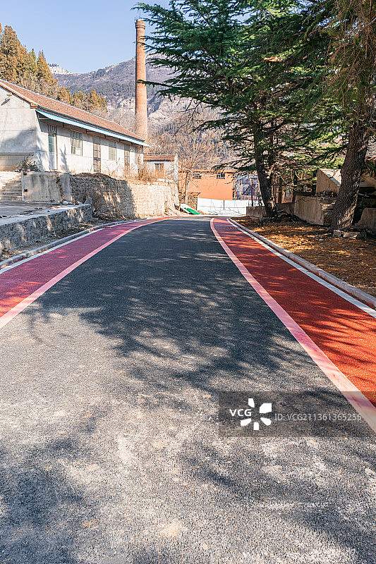 中国山东济南莱芜老君堂村的乡村道路图片素材