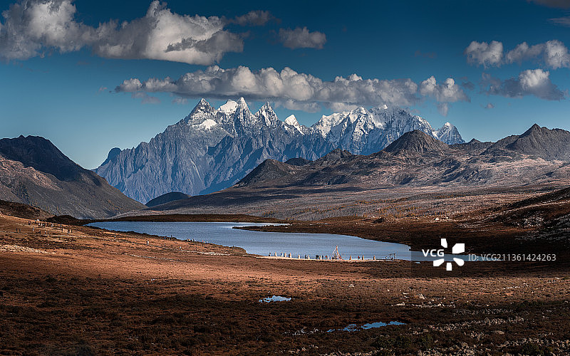 雪山下的海子图片素材
