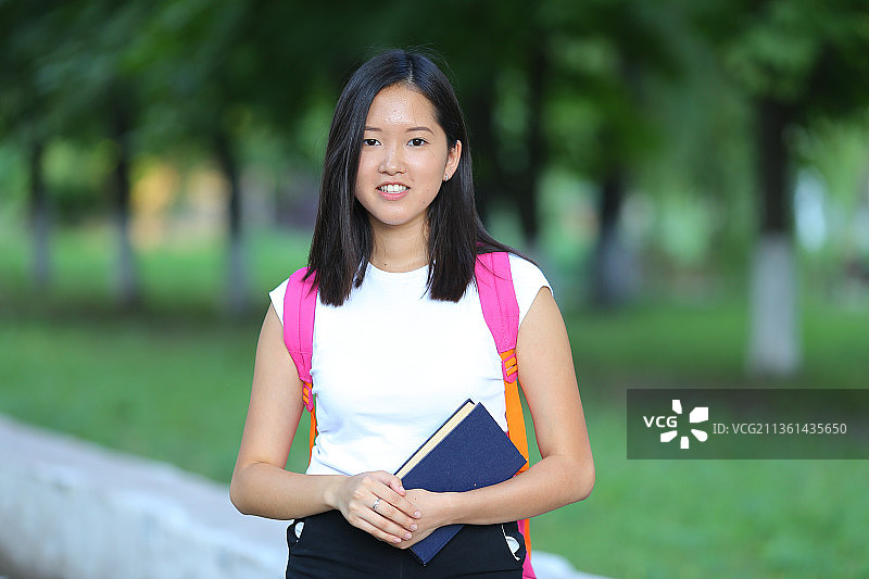 在公园里步行的年轻女孩图片素材