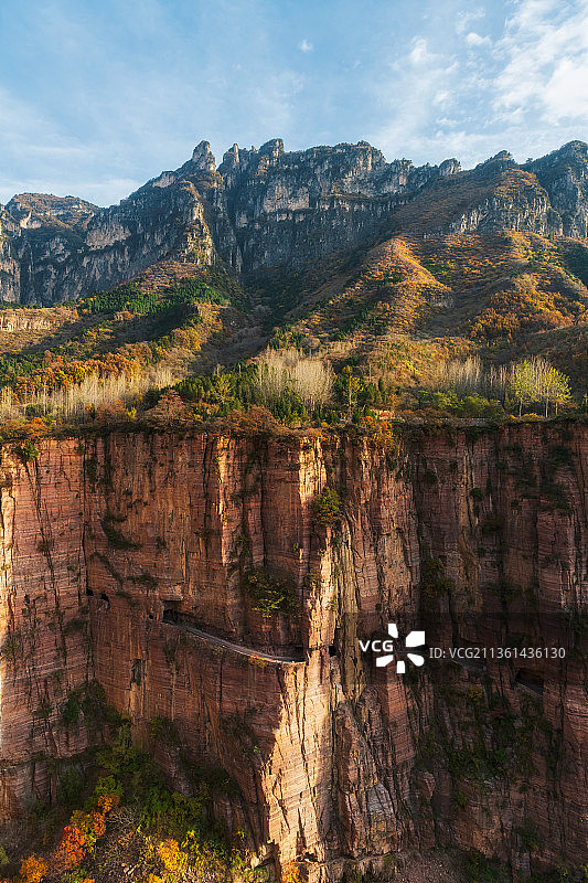 河南新乡辉县万仙山景区郭亮挂壁公路绝壁长廊秋季户外风光高视角图片素材