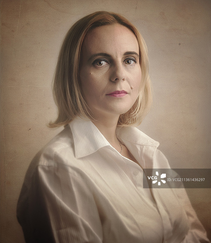 马拉：罗马尼亚年轻女子靠墙肖像图片素材