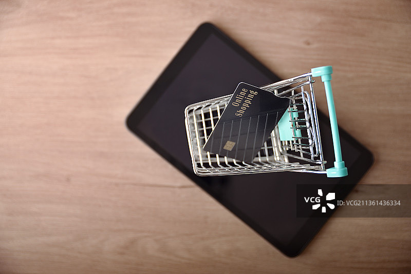 带有平板购物车和信用卡的在线支付概念图片素材