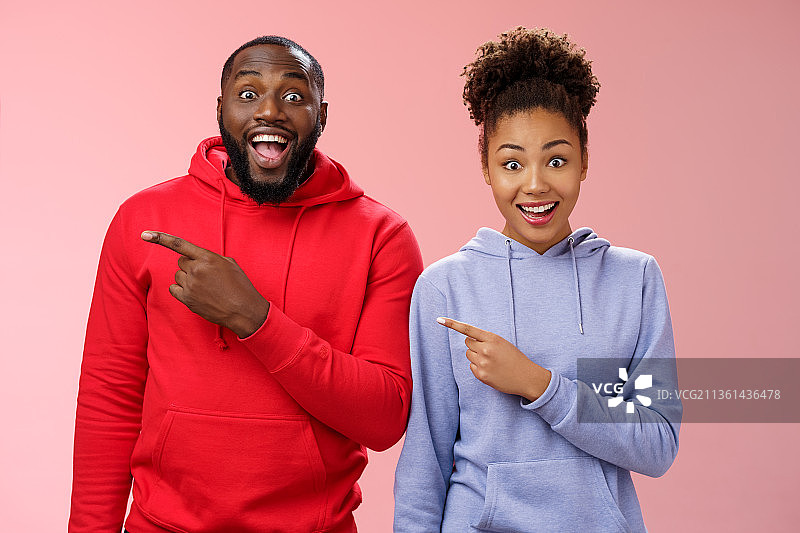 惊讶的非洲裔男女：张口结舌图片素材