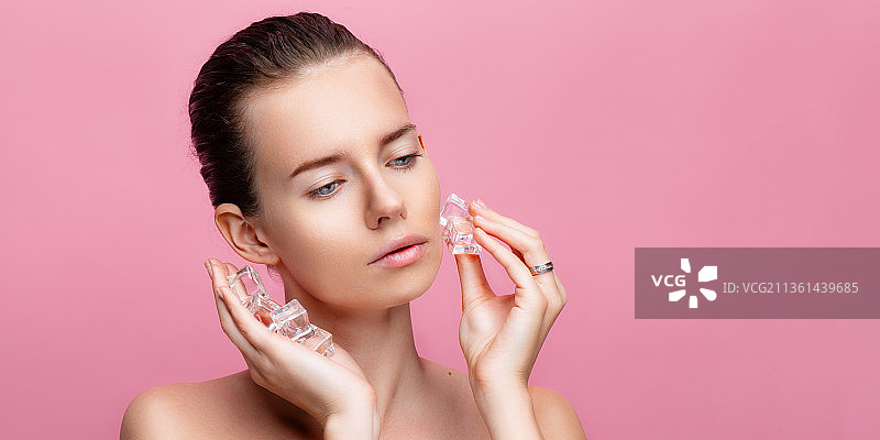 白人女性用冰块护理健康肌肤图片素材