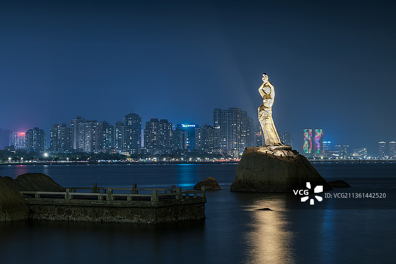 亚洲中国广东省珠海市地标建筑珠海渔女雕像夜景图片素材