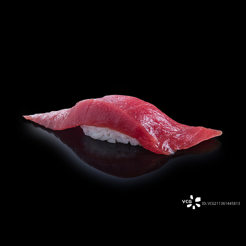 黑色背景上的金枪鱼寿司特写图片素材