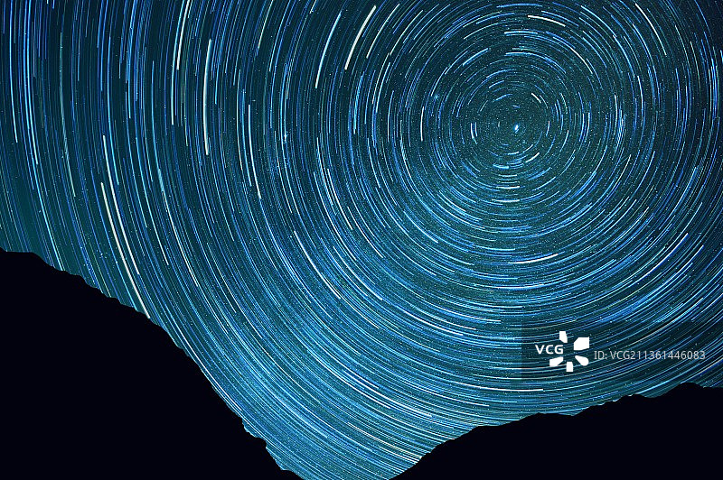 夜空中星轨的仰视图片素材