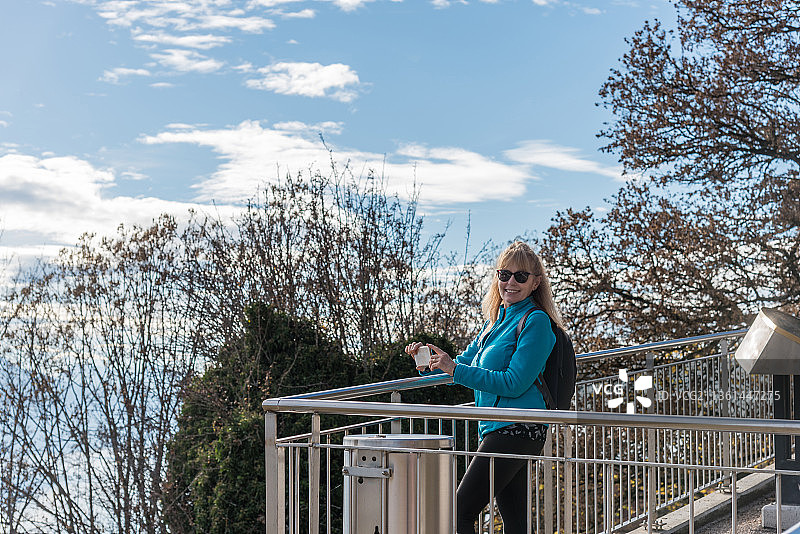 成年妇女戴着墨镜微笑着看着相机图片素材