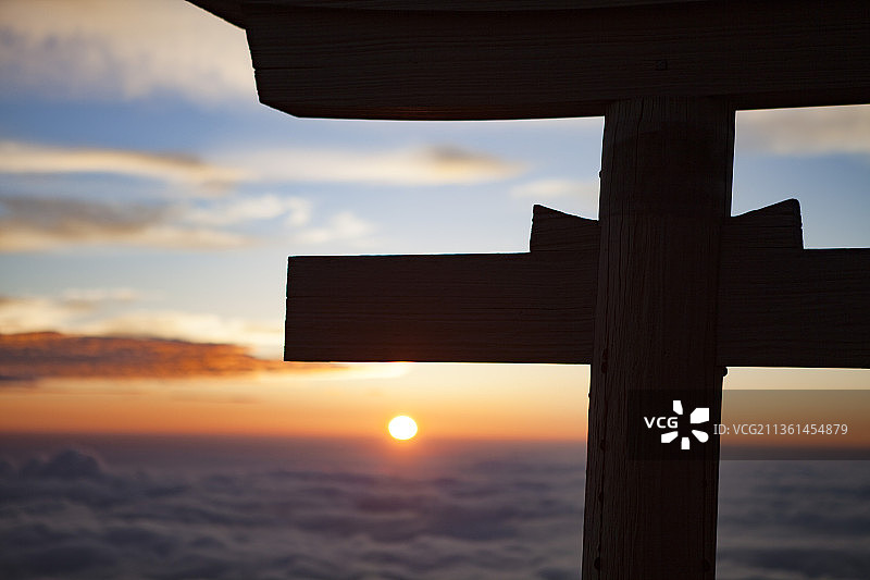 日落时天空背景下的十字架轮廓图片素材