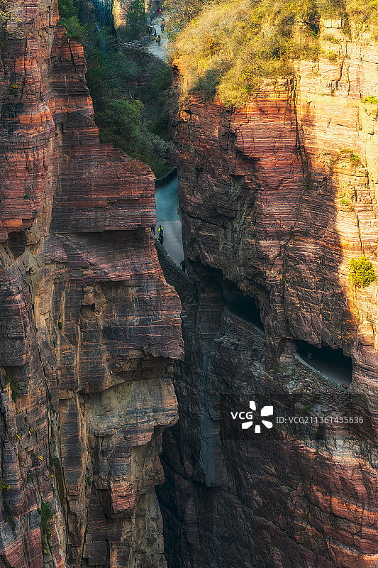 河南太行山新乡辉县万仙山景区郭亮挂壁公路绝壁长廊秋季户外风光图片素材