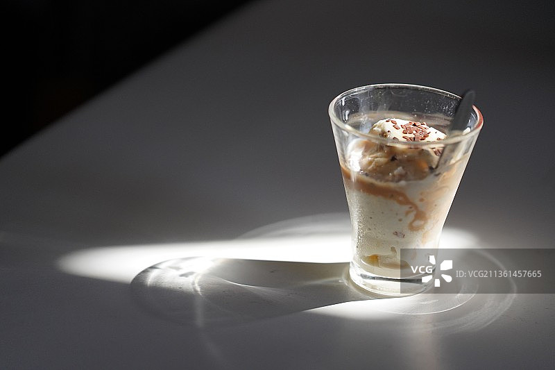 维也纳餐桌上的冰淇淋特写图片素材