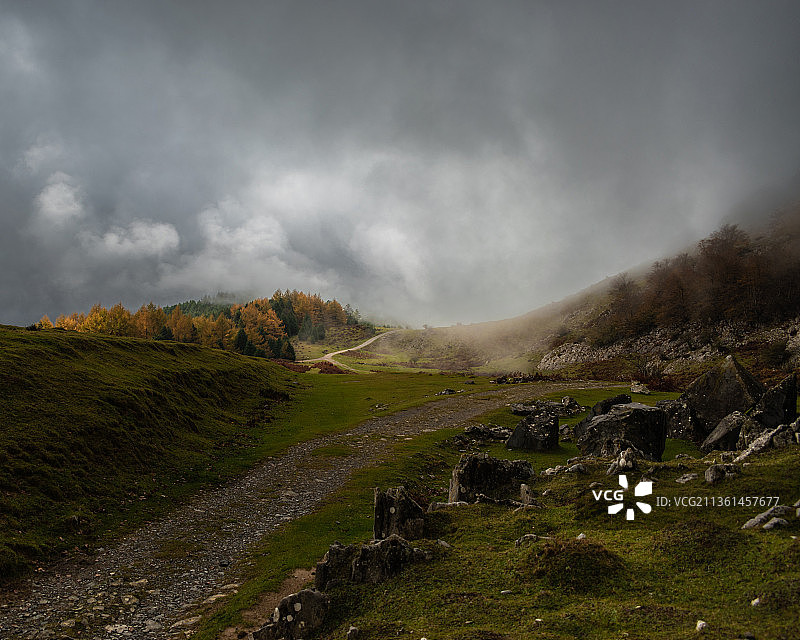 通往天堂的道路，西班牙巴斯克地区的风景图片素材