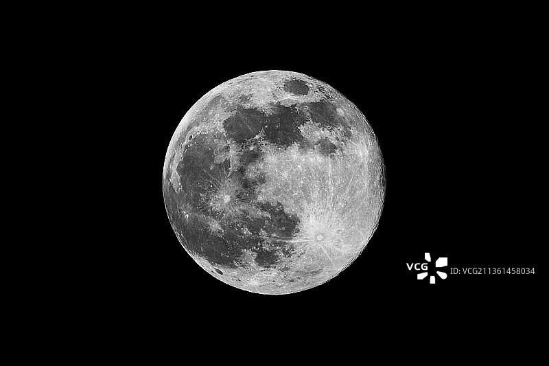 低角度的月亮在晚上对着晴朗的天空图片素材