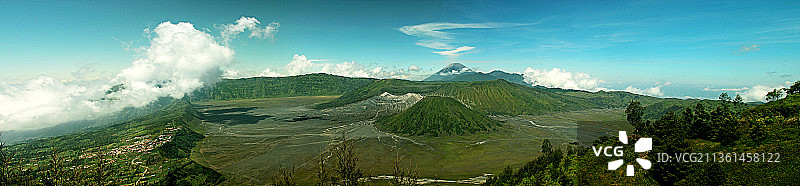 布罗莫火山全景：沃诺基特里托萨里帕苏鲁安森林区，印度尼西亚东爪哇图片素材