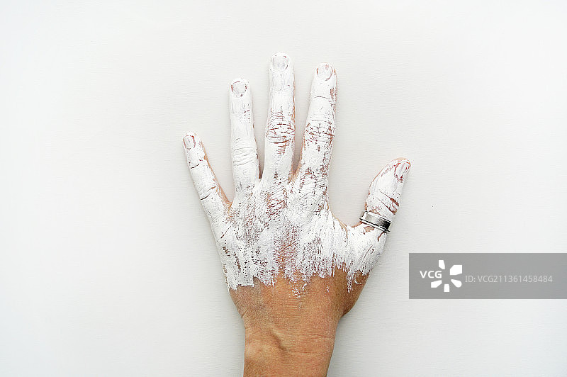 在白色背景下带有油漆的局部特写图片素材