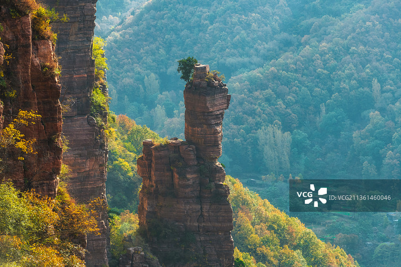 河南新乡辉县太行山大峡谷万仙山景区秋季户外风光图片素材