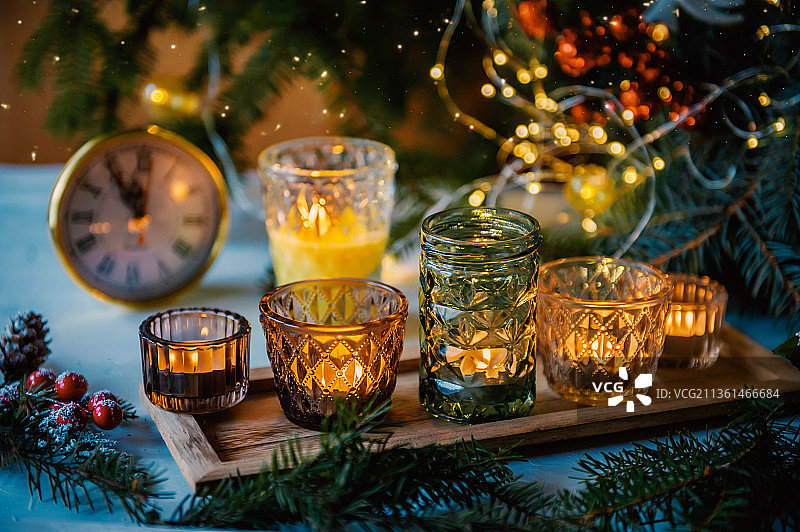 不同大小和形状的蜡烛圣诞静物图片素材