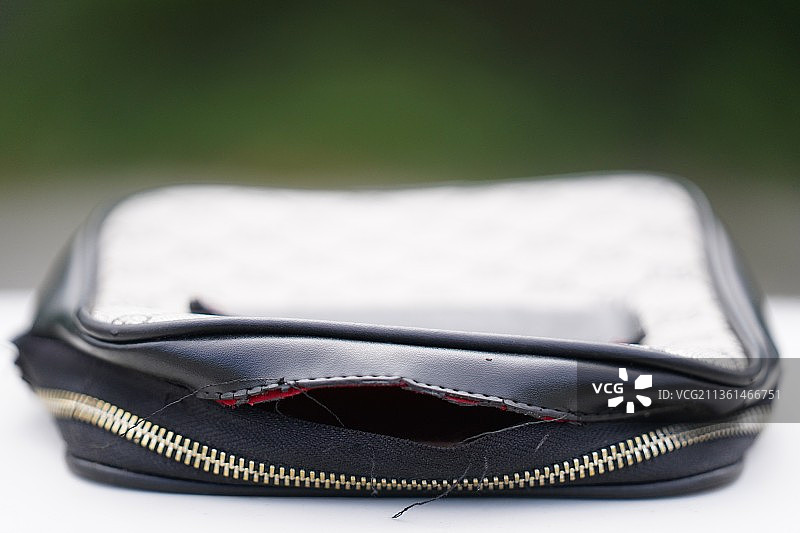 钱包，白色背景上的智能手机特写，维也纳，奥地利图片素材