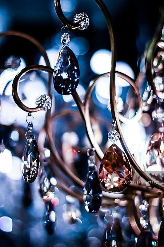 家居装饰水晶玻璃吊灯，室内设计与奢华图片素材