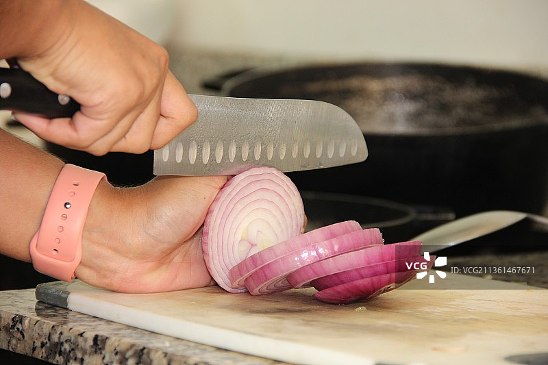 女人在多米尼加共和国圣多明各切洋葱的局部手部特写图片素材