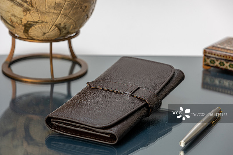 钱包、护照和地球仪特写图片素材
