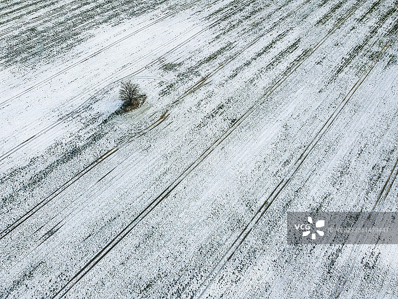 雪地上的风化墙面特写图片素材