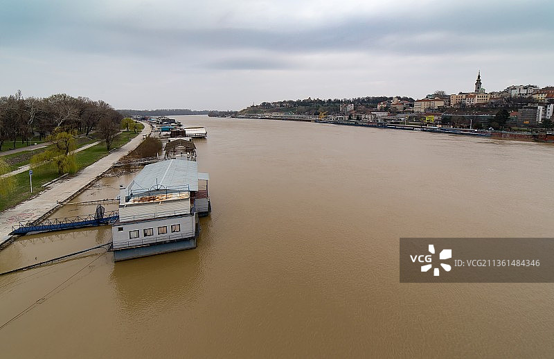塞尔维亚贝尔格莱德港口停泊的船只鸟瞰图，萨瓦河图片素材