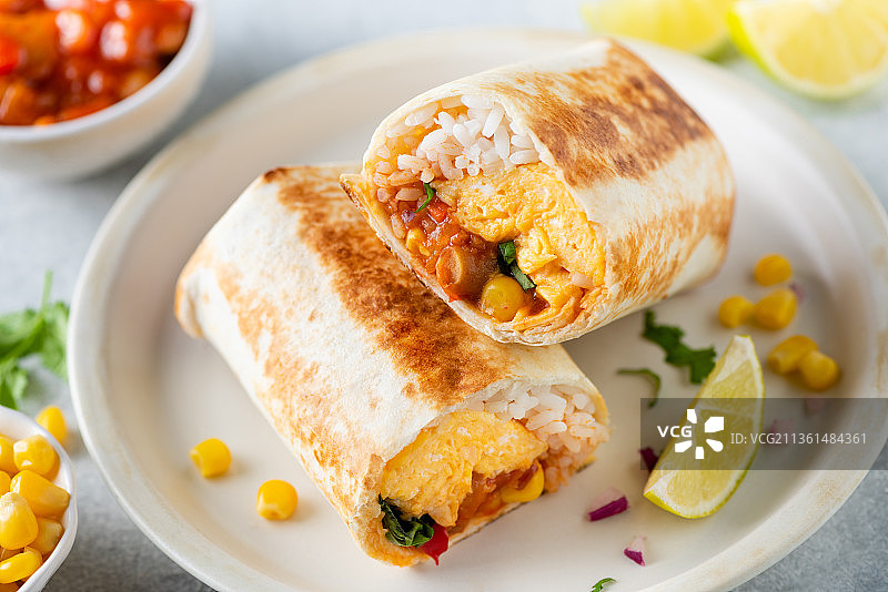 俄罗斯早餐：蔬菜鸡蛋卷图片素材