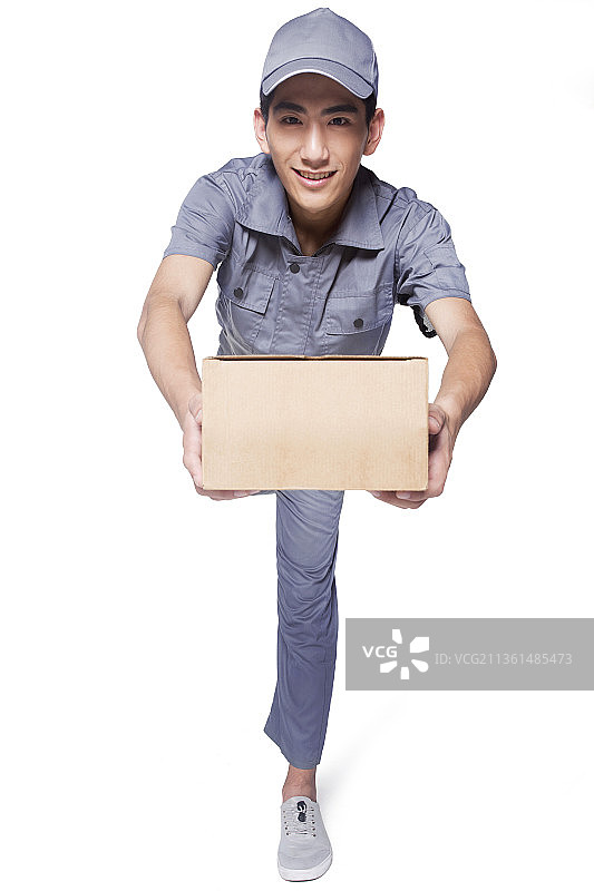年轻快递员图片素材