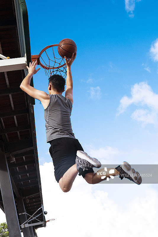 年轻男子打篮球图片素材