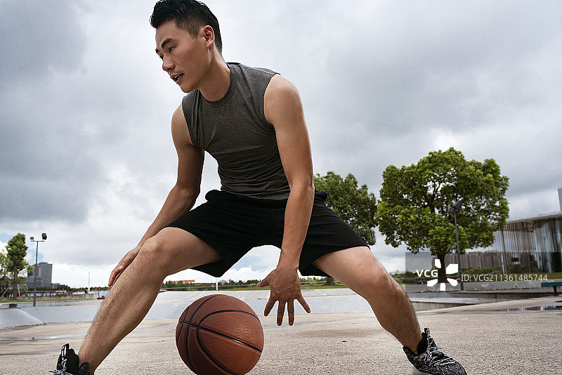 年轻男子打篮球图片素材