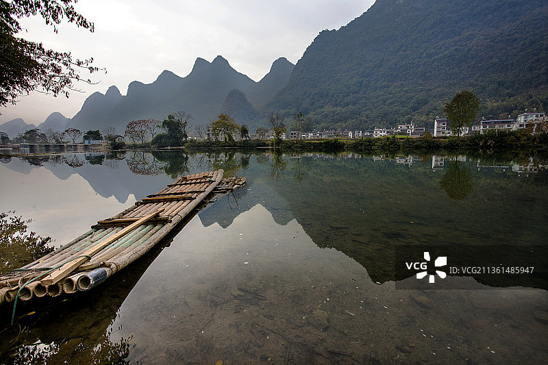 天空映衬下的湖景图片素材