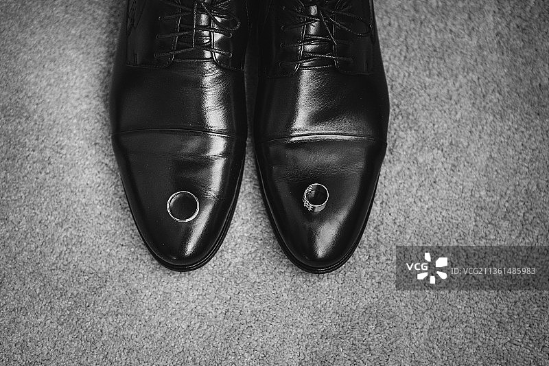 地板上的黑鞋特写，乌克兰图片素材