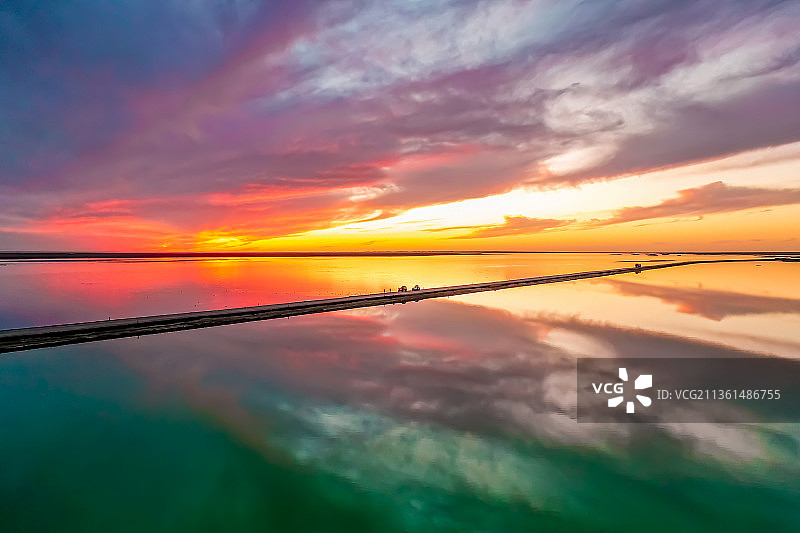 西台吉乃尔湖水上公路日落晚霞图片素材