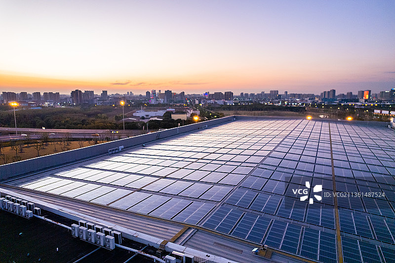 航拍屋顶光伏太阳能电池板图片素材