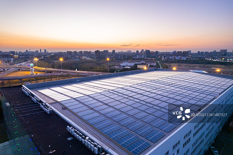 航拍屋顶光伏太阳能电池板图片素材