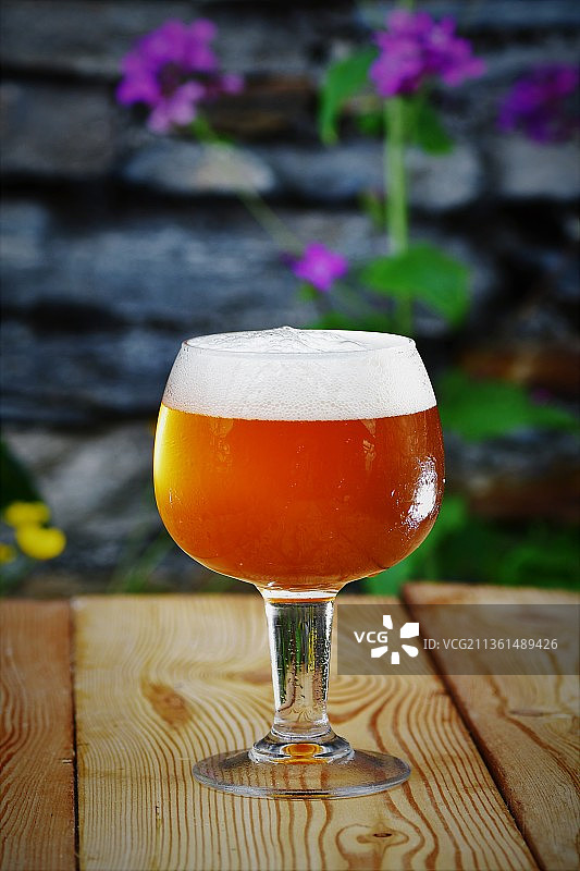 桌子上啤酒杯的特写图片素材