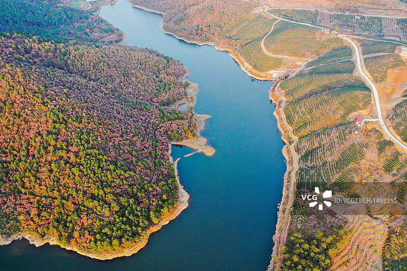 秋色斑斓的漳河支流图片素材