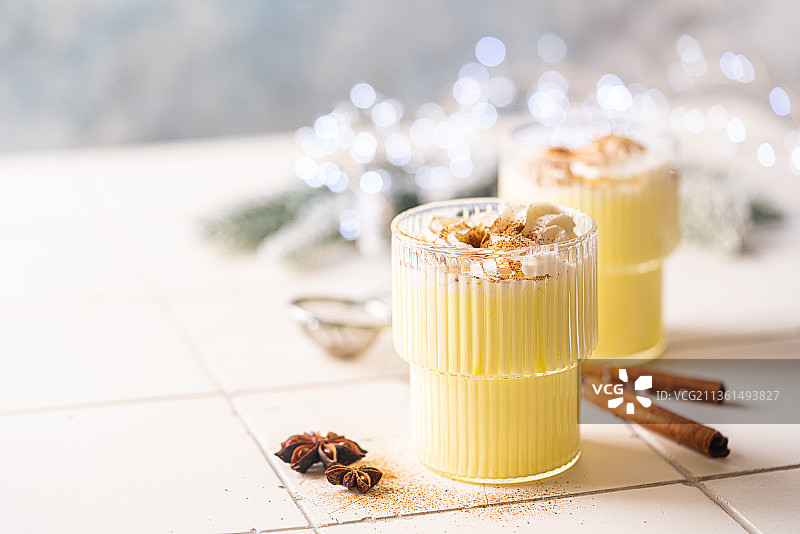 蛋奶酒鸡尾酒特写图片素材