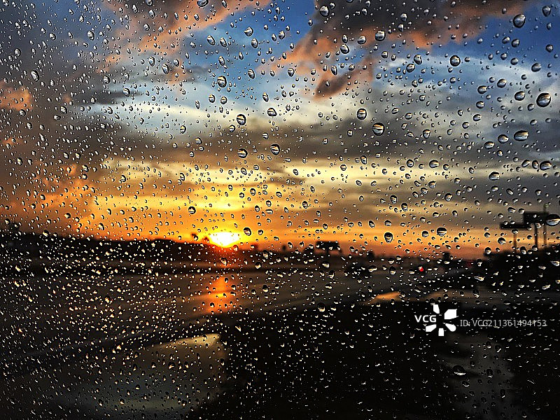 潮湿的玻璃窗特写图片素材