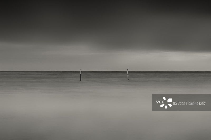 两根杆子，天空背景下的海景图片素材