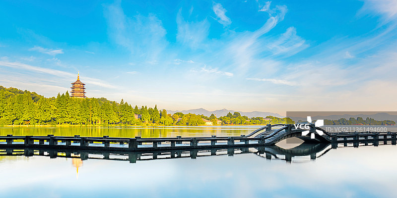 中国浙江杭州西湖雷峰塔和双投桥长桥晴天风光图片素材