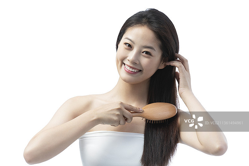 漂亮的年轻女子梳头发图片素材