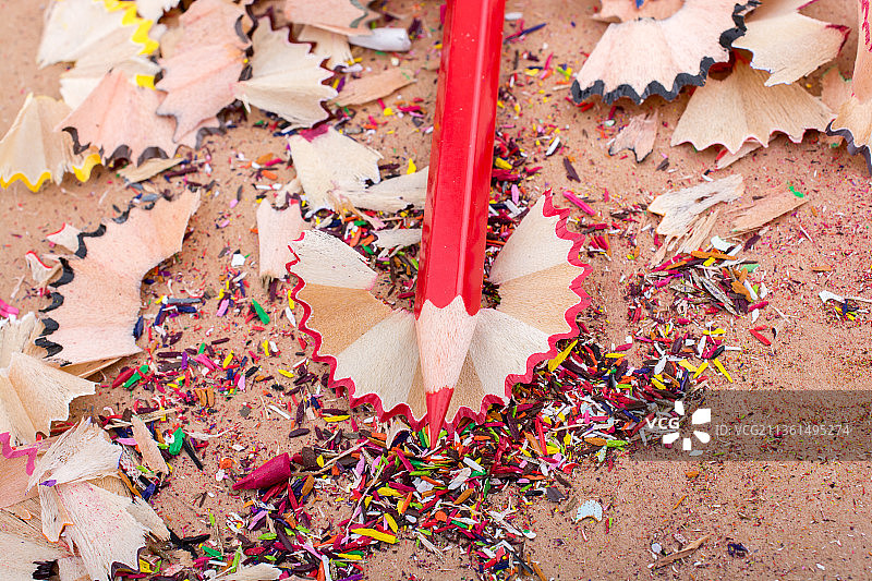红色铅笔和铅笔屑图片素材